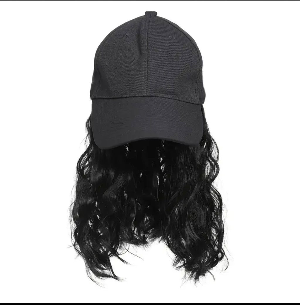 Chanelle | Perruque Ondulée avec Casquette – Look Moderne et Décontracté