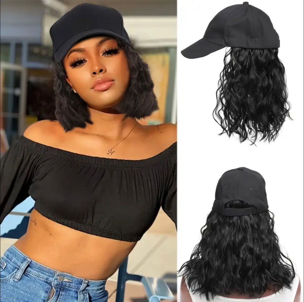 Chanelle | Perruque Ondulée avec Casquette – Look Moderne et Décontracté